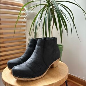Black Leather dansko Ankle Boots